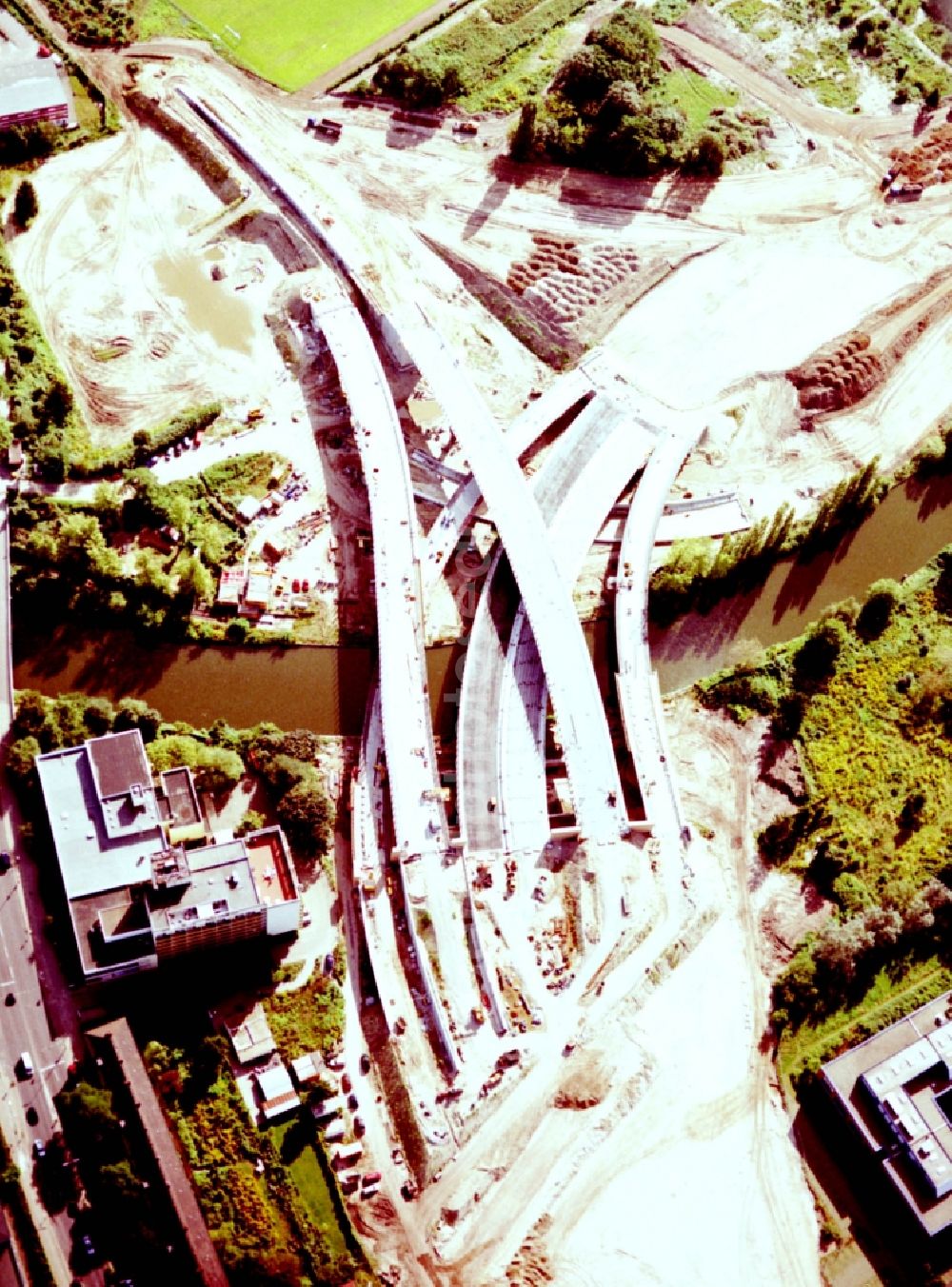 Berlin - Neukölln from the bird's eye view: 02.09.2002 Bau der A113 am Bereich Grenzallee-Britzer Zweigkanal in Berlin - Britz (zu Neukölln)