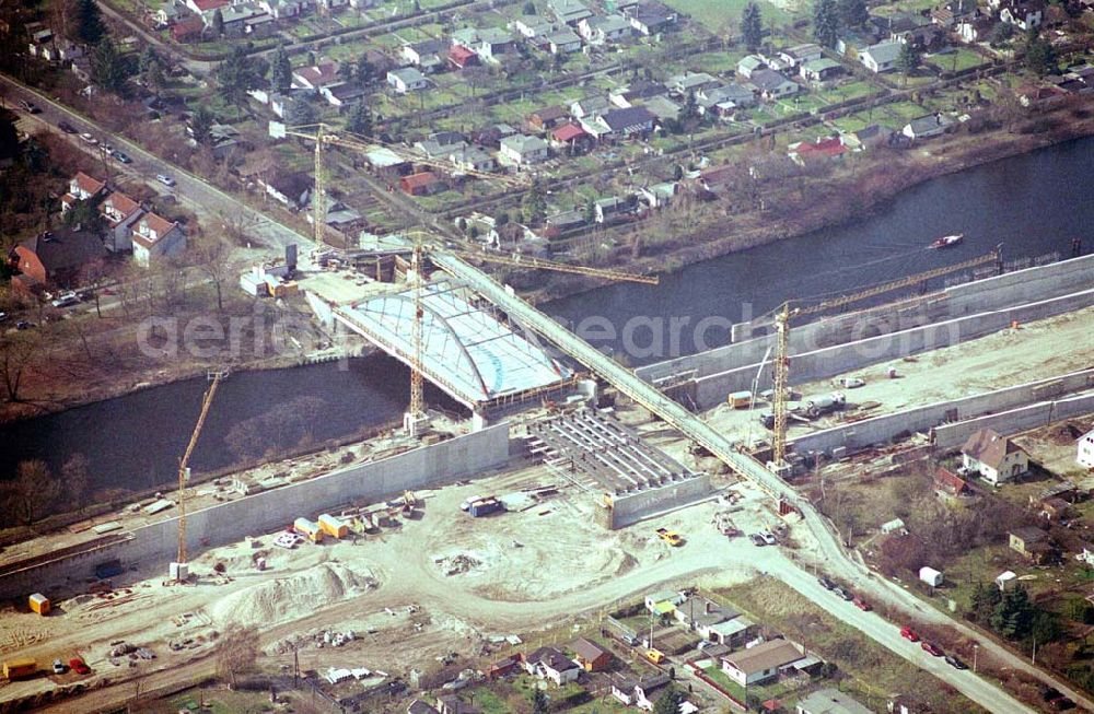 Aerial photograph Berlin-Johannisthal - Bau einer Überführungsbrücke über die neue Stadtautobahn am Teltowkanal im Bereich der Johannisthaler Chaussee