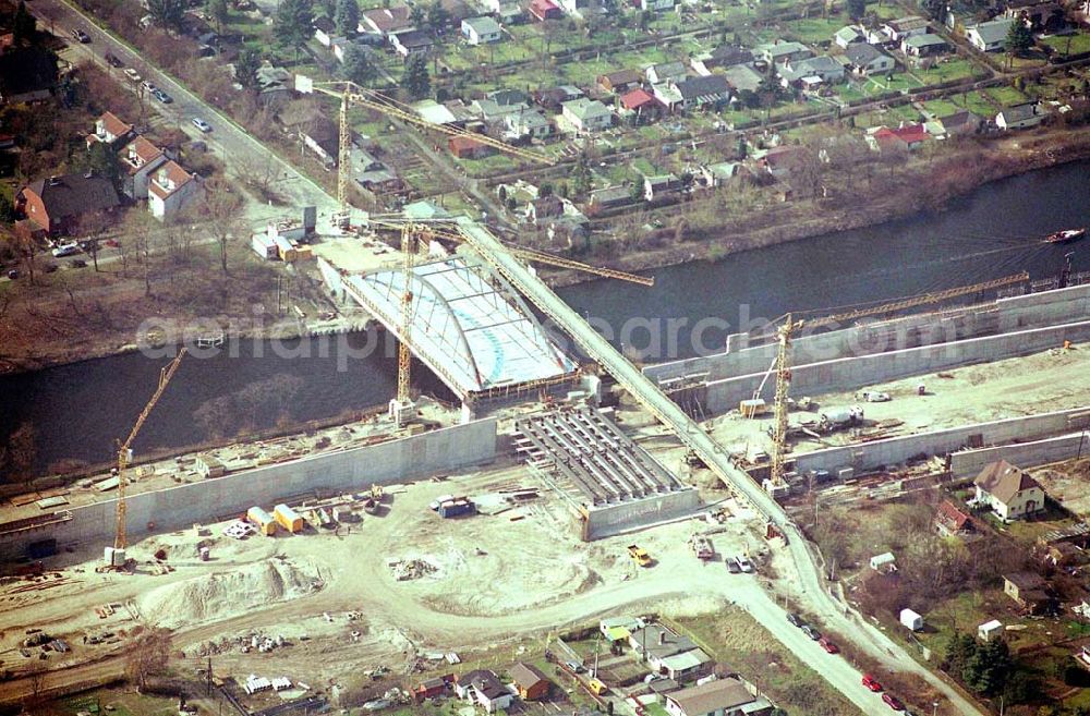 Berlin-Johannisthal from above - Bau einer Überführungsbrücke über die neue Stadtautobahn am Teltowkanal im Bereich der Johannisthaler Chaussee