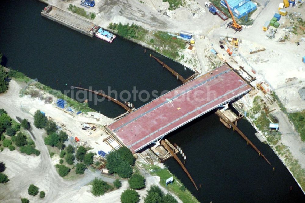 Aerial image Berlin /Tiergarten - Bau einer Brücke am Spreebogen vom Regierungsviertel zum Gelände des Charité in Berlin Tiergarten 1995