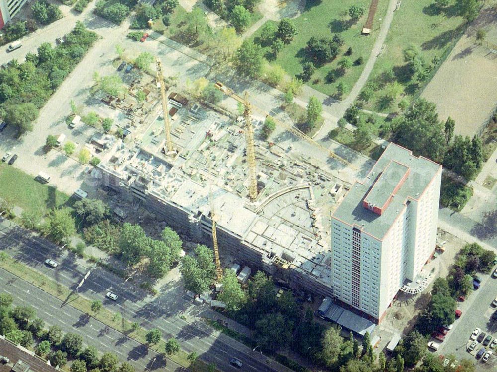 Berlin - Lichtenberg from the bird's eye view: Bau eines Büro- und Geschäftscenters am Fennpfuhl in Berlin - Lichtenberg.