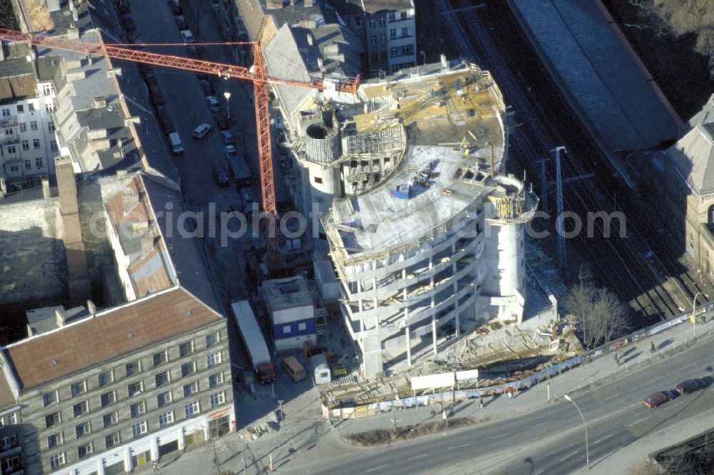 Berlin - PRENZLAUER BERG from above - Bau eines Büro- und Geschäftshauses an der Prenzlauer Allee in Berlin-Prenzlauer Berg. 1995