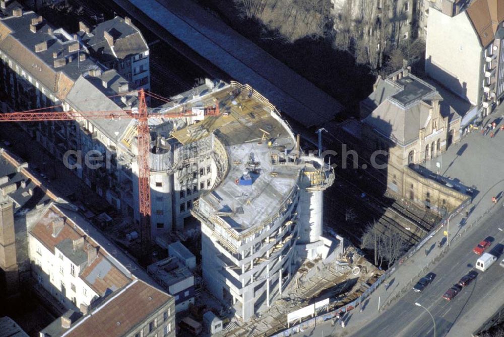 Berlin - PRENZLAUER BERG from above - Bau eines Büro- und Geschäftshauses an der Prenzlauer Allee in Berlin-Prenzlauer Berg. 1995