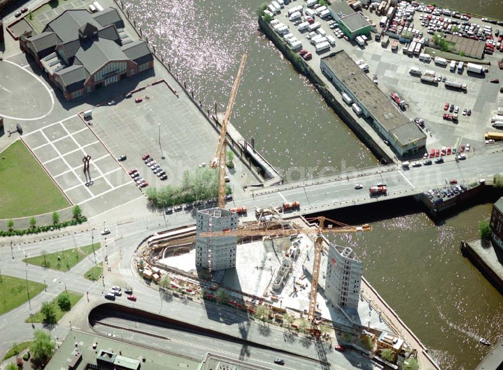 Hamburg from the bird's eye view: Bau eines Büro- und Geschäftshauses an den Speichern der Hamburger Altstadt durch die Firma IMBAU.