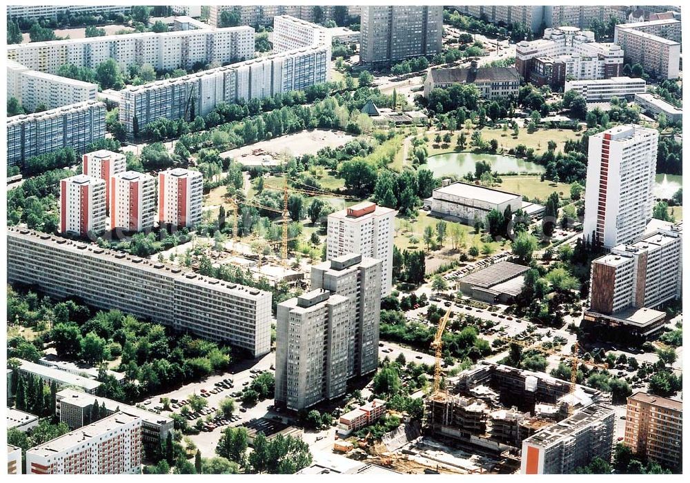 Aerial photograph Berlin - Lichtenberg - Bau eines Büro- und Geschäftszentrums am Wohngebiet Fennpfuhl an der Landsberger Allee durch die Wohnungsbaugesellschaft Lichtenberg (HOWOGE) in Berlin - Lichtenberg.