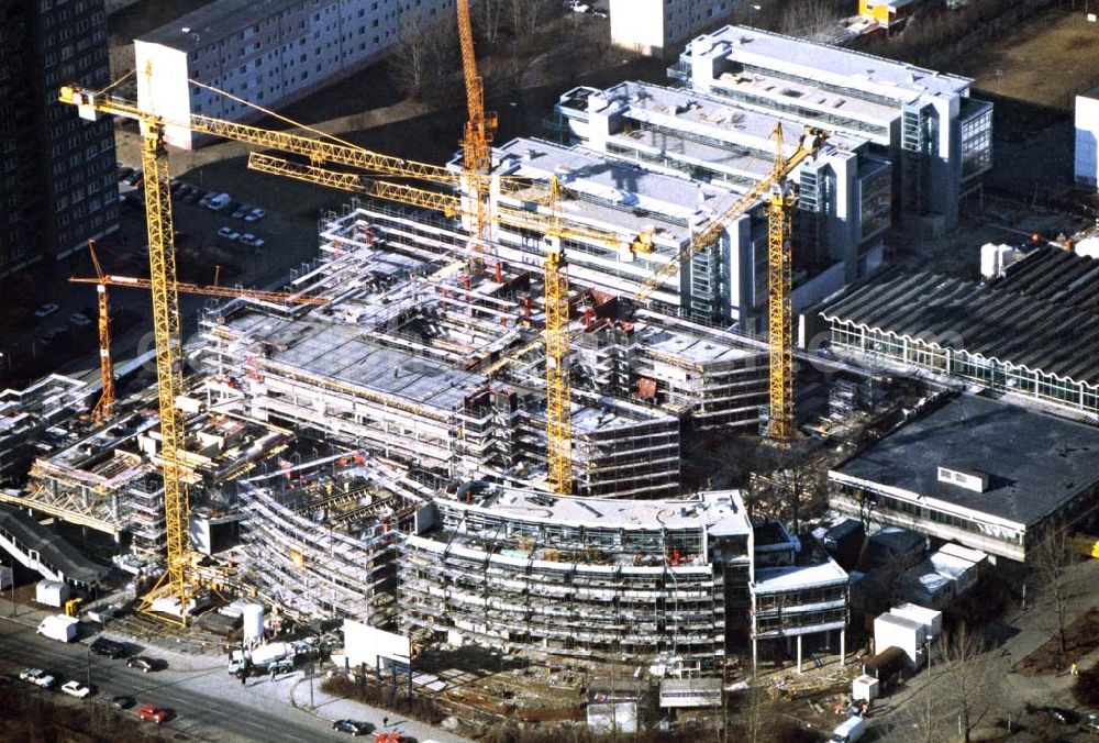 Berlin-Lichtenberg from the bird's eye view: Bau des Büro- und Gewerbekomplexes Storkower Bogen an der Storkower Straße in Berlin-Lichtenberg.