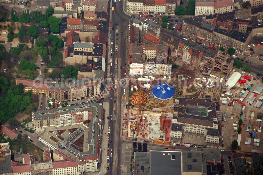 Berlin from the bird's eye view: Bau eines Bürogebäudes in Berlin Mitte. Friedrichstrasse Ecke Oranienburger. Datum: 1995