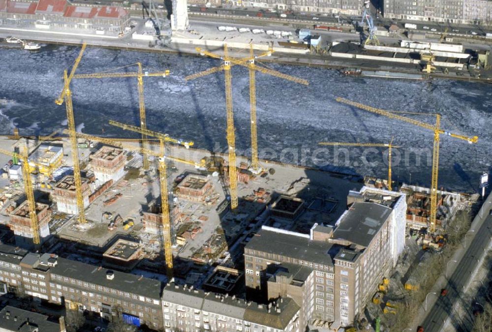 Aerial photograph Berlin - TREPTOW - Bau des Bürokomplexes Treptower an der Elsenbrücke in Berlin-Treptow. 1995