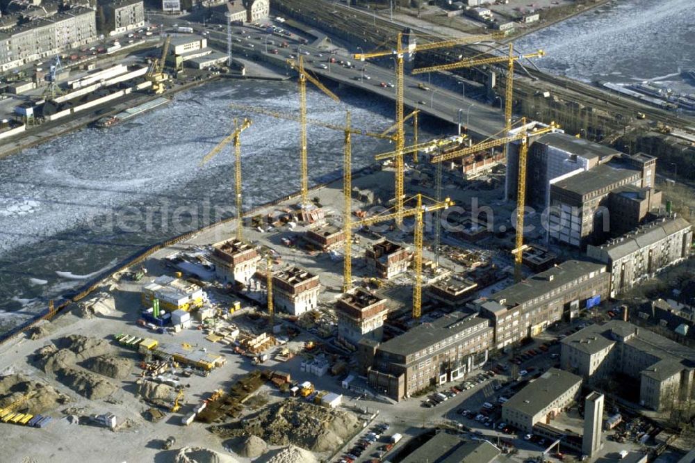 Berlin - TREPTOW from the bird's eye view: Bau des Bürokomplexes Treptower an der Elsenbrücke in Berlin-Treptow. 1995