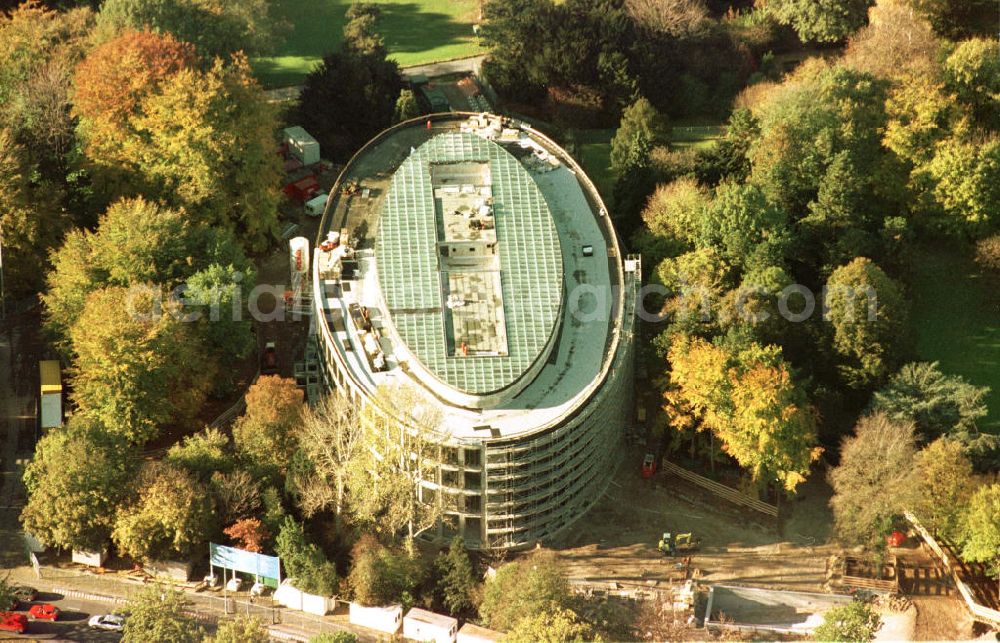 Berlin - Tiergarten from above - Bau des Bundespräsidialamtes am Schloß Bellevue im Berliner Tiergarten.