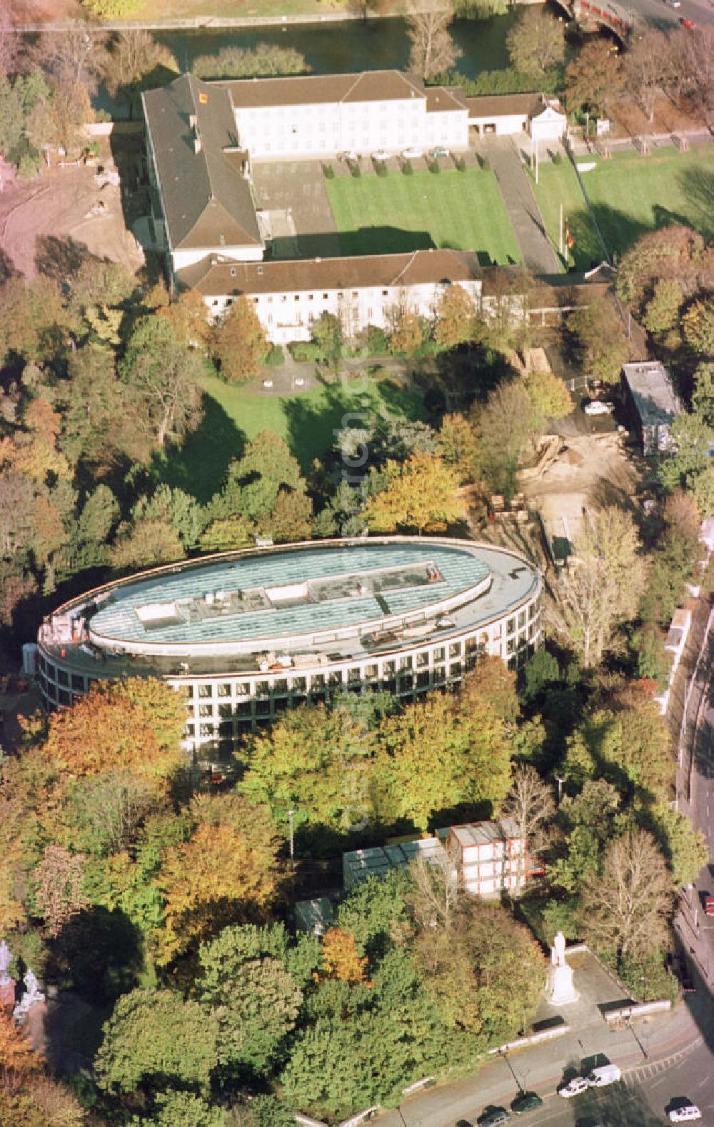 Aerial photograph Berlin - Tiergarten - Bau des Bundespräsidialamtes am Schloß Bellevue im Berliner Tiergarten.