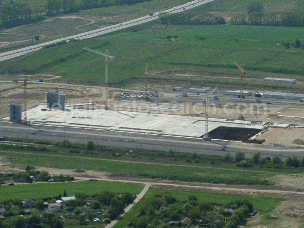 Frankfurt / Oder from the bird's eye view: Bau der Chipfabrik in Frankfurt / Oder an der Autobahn.