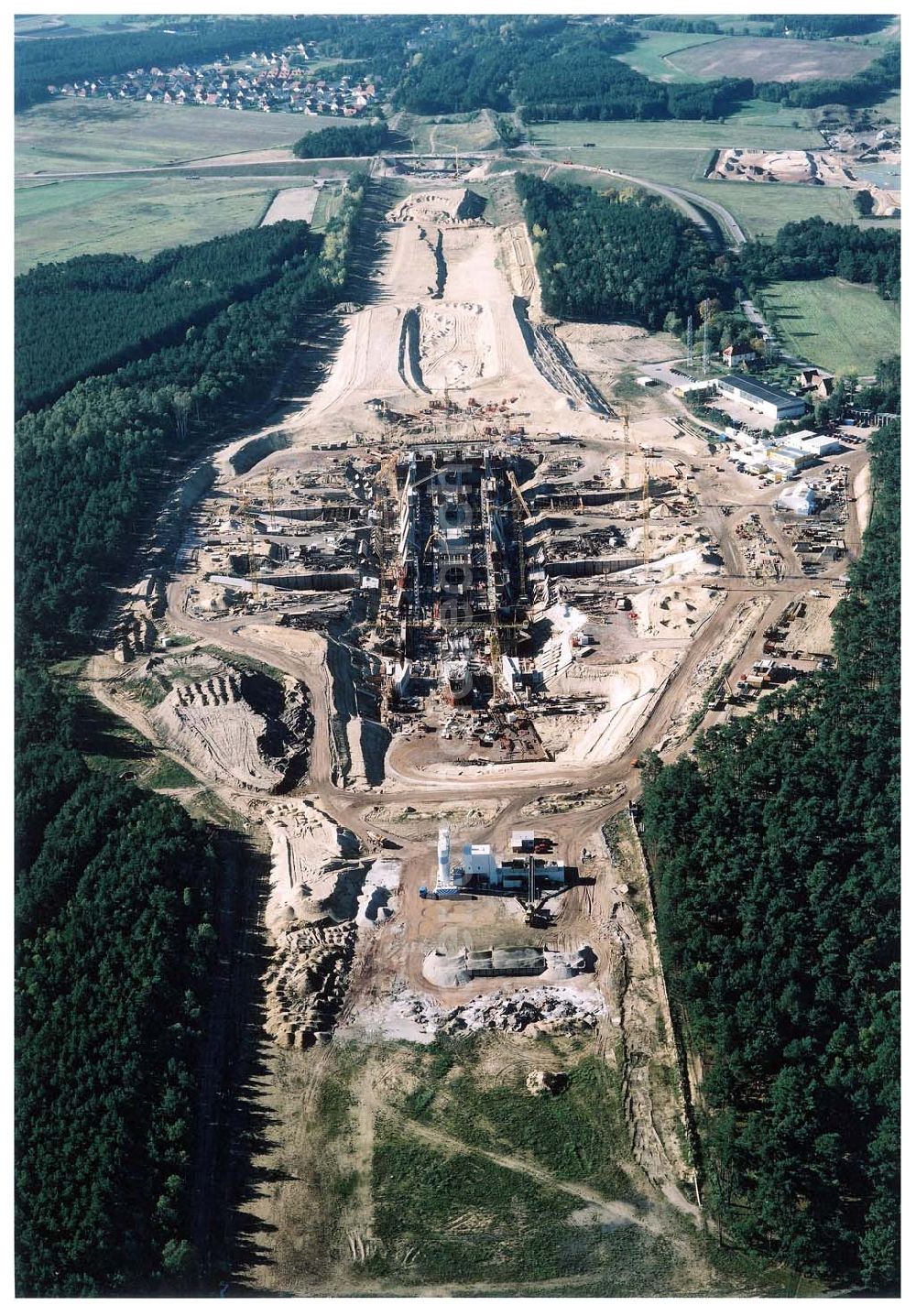 Aerial image Hohenwarthe - Bau der Doppelsparschleuse Hohenwarthe am Wasserstraßenkreuz Magdeburg.