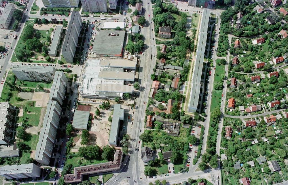 Berlin - Hohenschönhausen from the bird's eye view: Bau des Einkaufs- und Dienstrleistungszentrums Storchenhof der MÜBAU AG an der Hauptstraße in Berlin - Hohenschönhausen