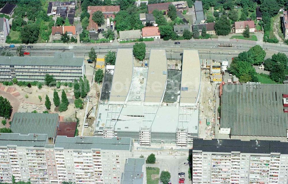 Berlin - Hohenschönhausen from the bird's eye view: Bau des Einkaufs- und Dienstrleistungszentrums Storchenhof der MÜBAU AG an der Hauptstraße in Berlin - Hohenschönhausen