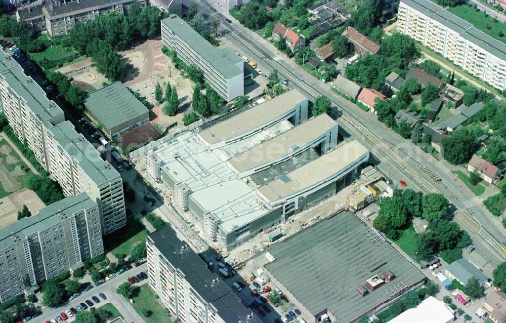 Aerial photograph Berlin - Hohenschönhausen - Bau des Einkaufs- und Dienstrleistungszentrums Storchenhof der MÜBAU AG an der Hauptstraße in Berlin - Hohenschönhausen