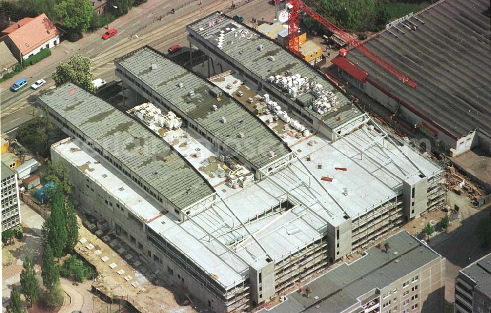 Berlin - Hohenschönhausen from the bird's eye view: Bau des Einkaufs- und Gewerbezentrums Storchenhof der MÜBAU AG München an der Hauptstraße in Berlin-Hohenschönhausen / Leuenberger Straße.