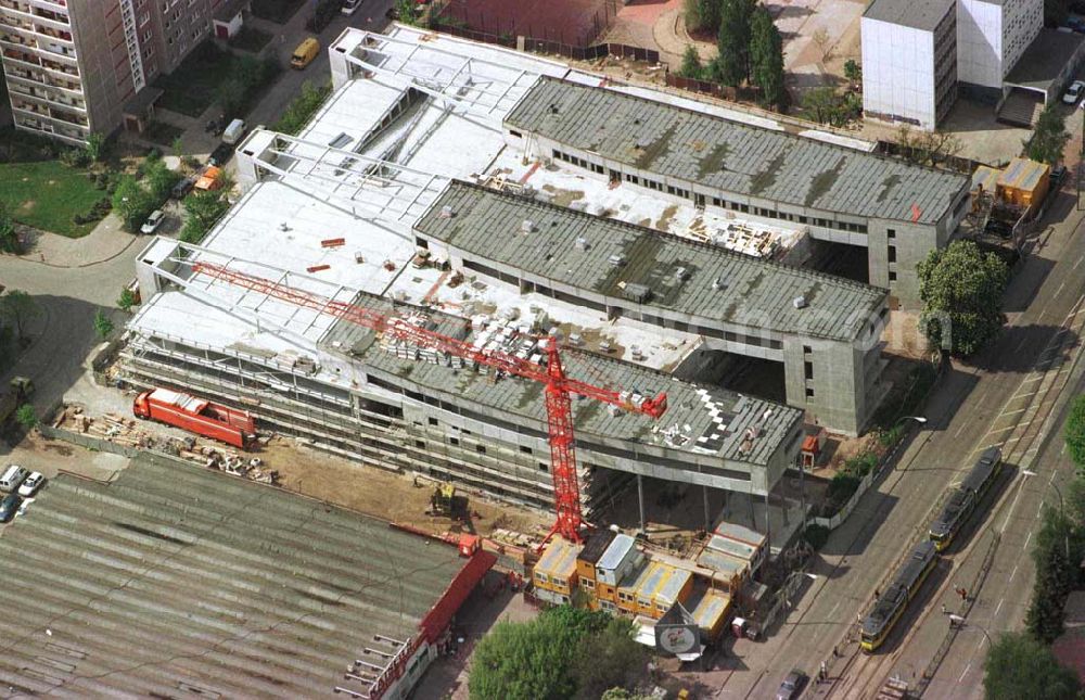 Aerial photograph Berlin - Hohenschönhausen - Bau des Einkaufs- und Gewerbezentrums Storchenhof der MÜBAU AG München an der Hauptstraße in Berlin-Hohenschönhausen / Leuenberger Straße.