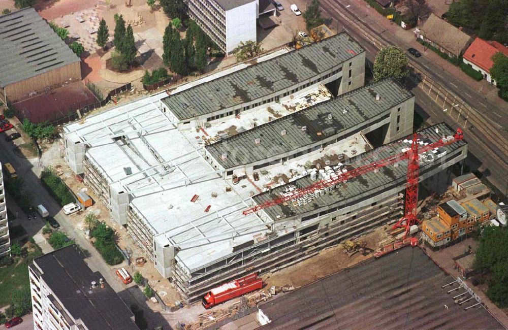 Berlin - Hohenschönhausen from the bird's eye view: Bau des Einkaufs- und Gewerbezentrums Storchenhof der MÜBAU AG München an der Hauptstraße in Berlin-Hohenschönhausen / Leuenberger Straße.