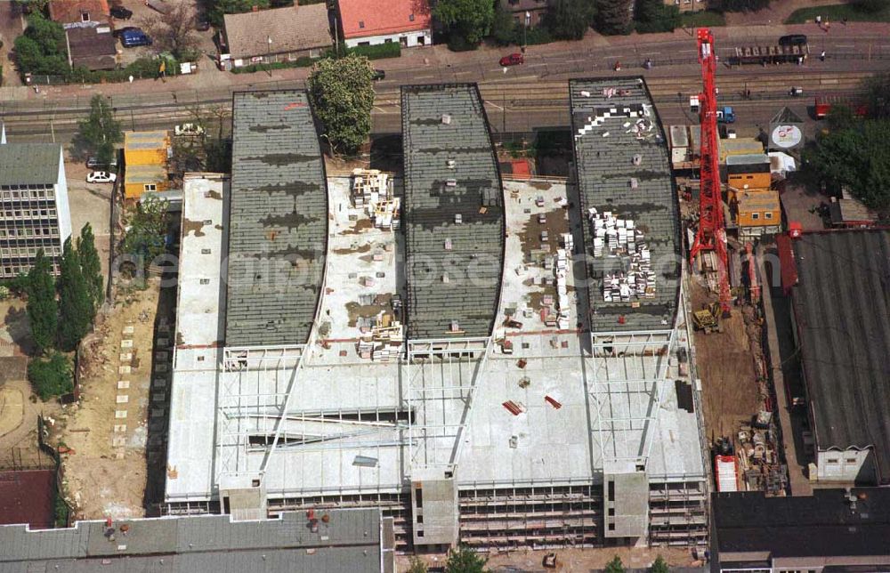 Berlin - Hohenschönhausen from above - Bau des Einkaufs- und Gewerbezentrums Storchenhof der MÜBAU AG München an der Hauptstraße in Berlin-Hohenschönhausen / Leuenberger Straße.