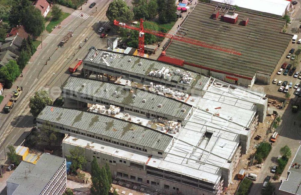 Berlin - Hohenschönhausen from the bird's eye view: Bau des Einkaufs- und Gewerbezentrums Storchenhof der MÜBAU AG München an der Hauptstraße in Berlin-Hohenschönhausen / Leuenberger Straße.