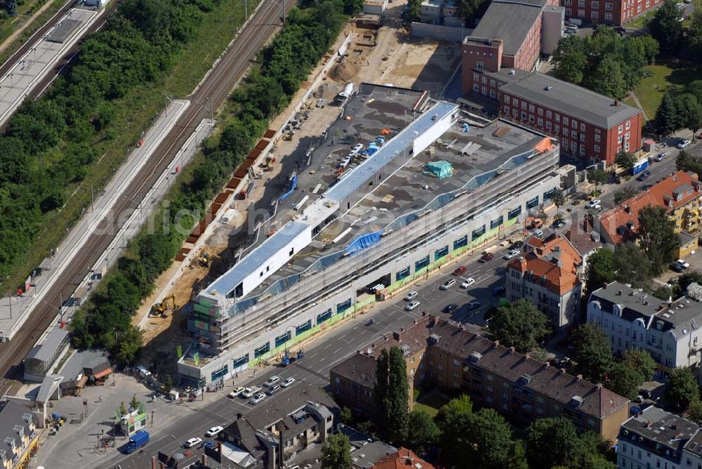 Berlin from the bird's eye view: Bau eines Einkaufszentrums an der Lankwitzer Straße am Bahnhof Lichterfelde Ost. Der Bahnhofsvorplatz Jungfernstieg soll in Nentershausener Platz umbenannt werden. Investor ist Uwe Glien, Geschäftsführer der Parking-Partner GmbH; Am Wiesenweg 19; 16727 Oberkrämer; Brandenburg; Handelsregister-Nr.: HRB 7622. Geplant ist ein 3000 Quadratmeter großer Freizeit und Fitnessbereich.