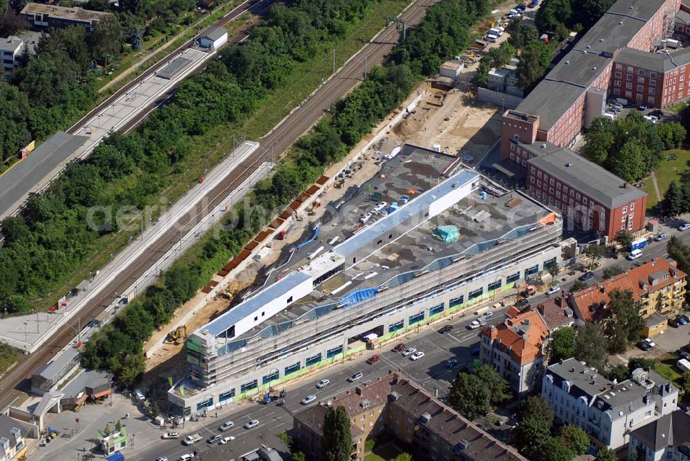 Aerial image Berlin - Bau eines Einkaufszentrums an der Lankwitzer Straße am Bahnhof Lichterfelde Ost. Der Bahnhofsvorplatz Jungfernstieg soll in Nentershausener Platz umbenannt werden. Investor ist Uwe Glien, Geschäftsführer der Parking-Partner GmbH; Am Wiesenweg 19; 16727 Oberkrämer; Brandenburg; Handelsregister-Nr.: HRB 7622. Geplant ist ein 3000 Quadratmeter großer Freizeit und Fitnessbereich.