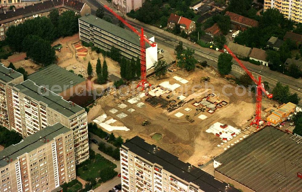 Aerial image Berlin-Hohenschönhausen - Bau des Einkaufszentrums Storchenhof an der Leuenberger Straße durch die MÜBAU AG