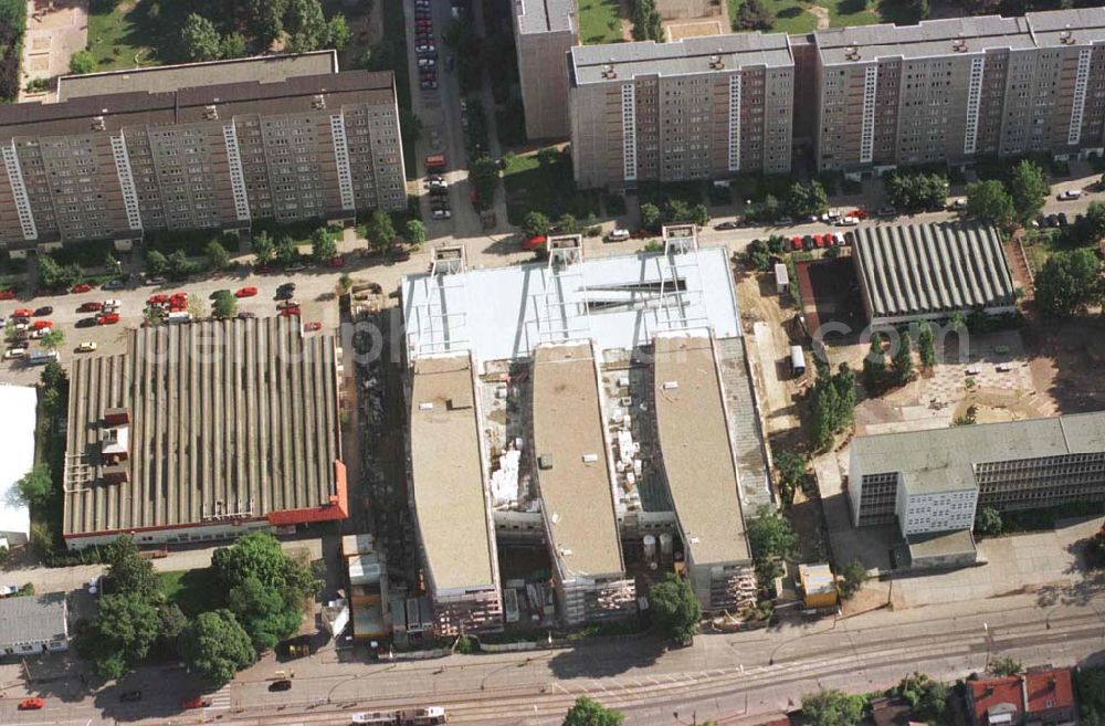 Berlin - Hohenschönhausen from above - Bau des Einkaufszentrums Storchenhof der MÜBAU AG in Hohenschönhausen.