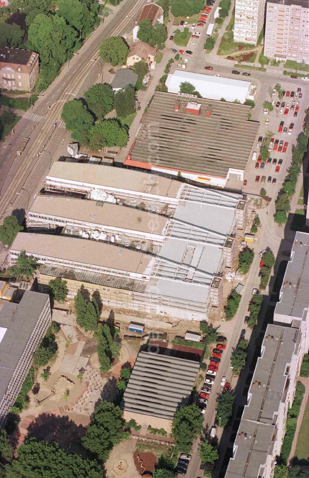 Berlin - Hohenschönhausen from above - Bau des Einkaufszentrums Storchenhof der MÜBAU AG in Hohenschönhausen.