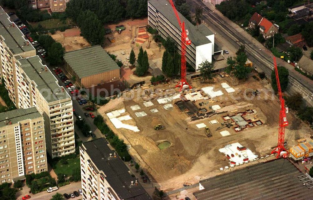 Berlin-Hohenschönhausen from the bird's eye view: Bau des Einkaufszentrums Storchenhof der MÜBAU an der Leuenberger Str.