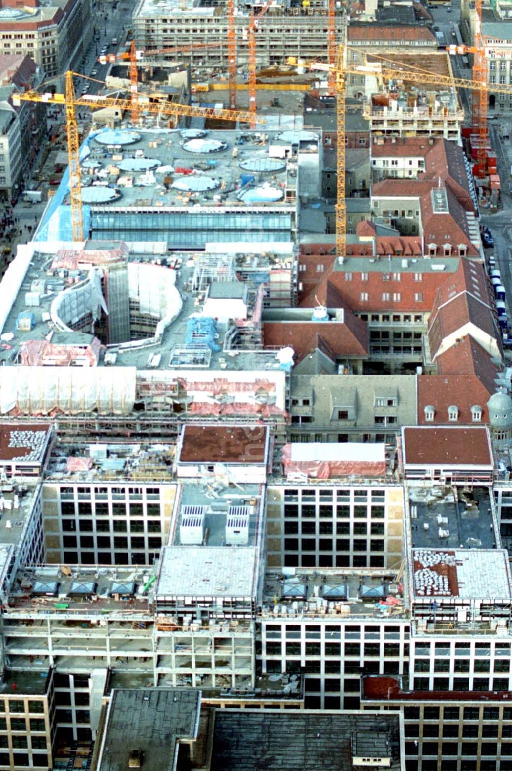 Berlin from the bird's eye view: 12.02.1995 Bau der Freidrichstadtpassagen