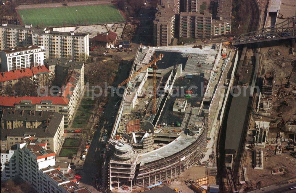 Berlin - Wedding from above - Bau des Geschäftshauses Gesundbrunnen-Center am S-Bhf. Gesundbrunnen im Wedding