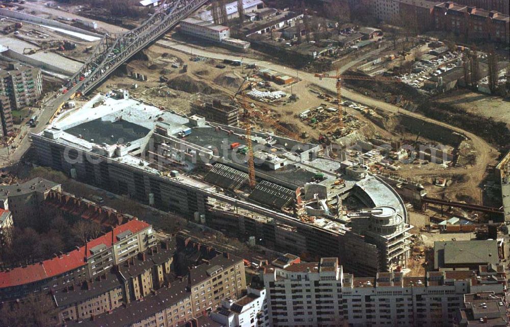 Berlin - Wedding from above - Bau des Geschäftshauses Gesundbrunnen-Center am S-Bhf. Gesundbrunnen im Wedding