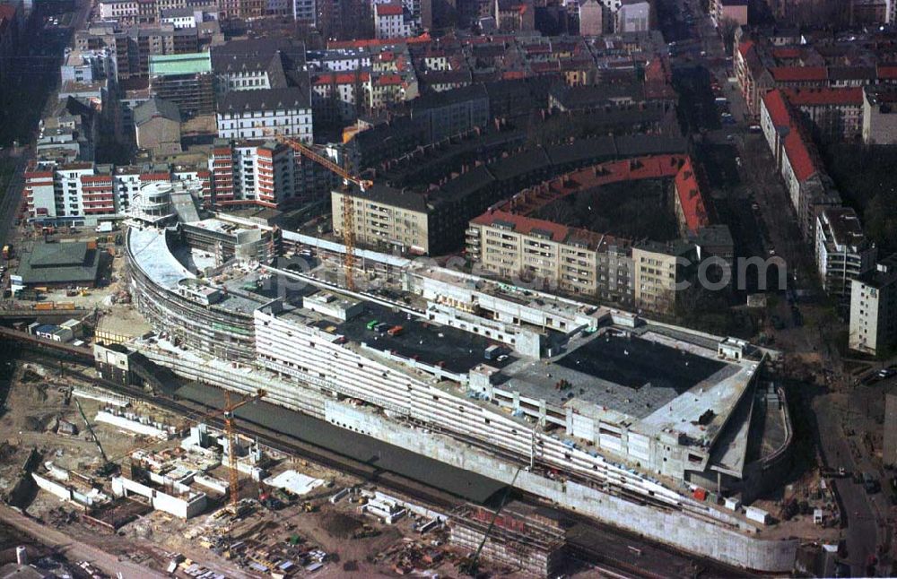 Berlin - Wedding from the bird's eye view: Bau des Geschäftshauses Gesundbrunnen-Center am S-Bhf. Gesundbrunnen im Wedding