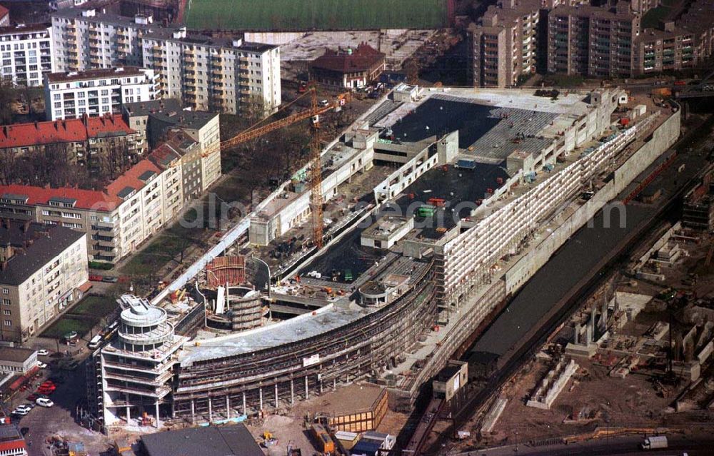 Aerial photograph Berlin - Wedding - Bau des Geschäftshauses Gesundbrunnen-Center am S-Bhf. Gesundbrunnen im Wedding