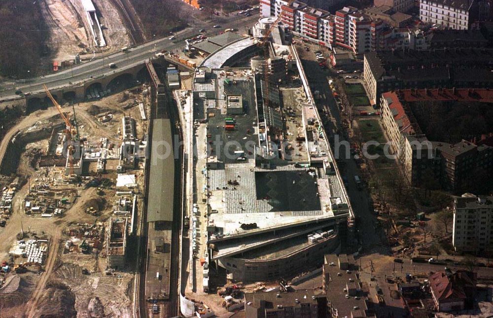 Berlin - Wedding from above - Bau des Geschäftshauses Gesundbrunnen-Center am S-Bhf. Gesundbrunnen im Wedding