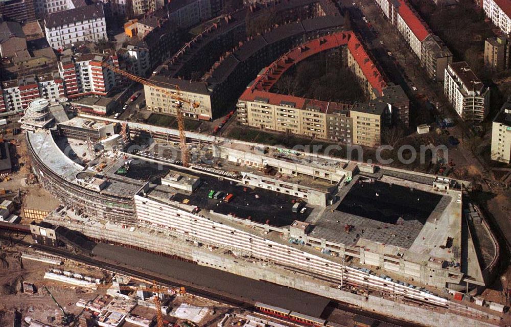 Berlin - Wedding from the bird's eye view: Bau des Geschäftshauses Gesundbrunnen-Center am S-Bhf. Gesundbrunnen im Wedding