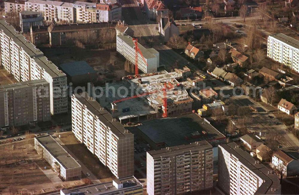 Aerial image Berlin - Hohenschönhausen - Bau des Geschäftshauses Storchenhof der MÜBAU Berlin Grundstücksverwaltungsgesellschaft mbH an der Hauptstraße 9-10 in Hohenschönhausen