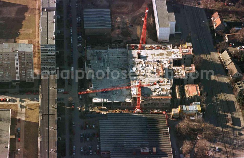 Aerial photograph Berlin - Hohenschönhausen - Bau des Geschäftshauses Storchenhof der MÜBAU Berlin Grundstücksverwaltungsgesellschaft mbH an der Hauptstraße 9-10 in Hohenschönhausen