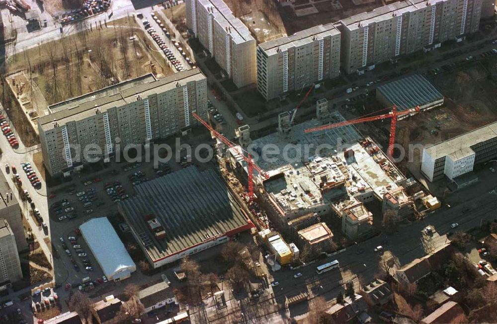 Aerial image Berlin - Hohenschönhausen - Bau des Geschäftshauses Storchenhof der MÜBAU Berlin Grundstücksverwaltungsgesellschaft mbH an der Hauptstraße 9-10 in Hohenschönhausen