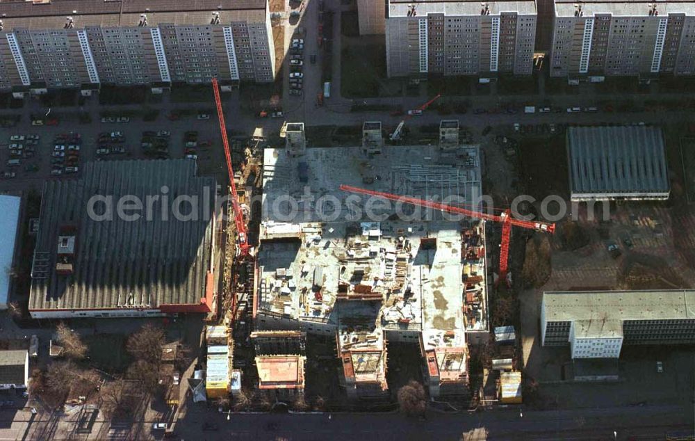 Aerial image Berlin - Hohenschönhausen - Bau des Geschäftshauses Storchenhof der MÜBAU Berlin Grundstücksverwaltungsgesellschaft mbH an der Hauptstraße 9-10 in Hohenschönhausen