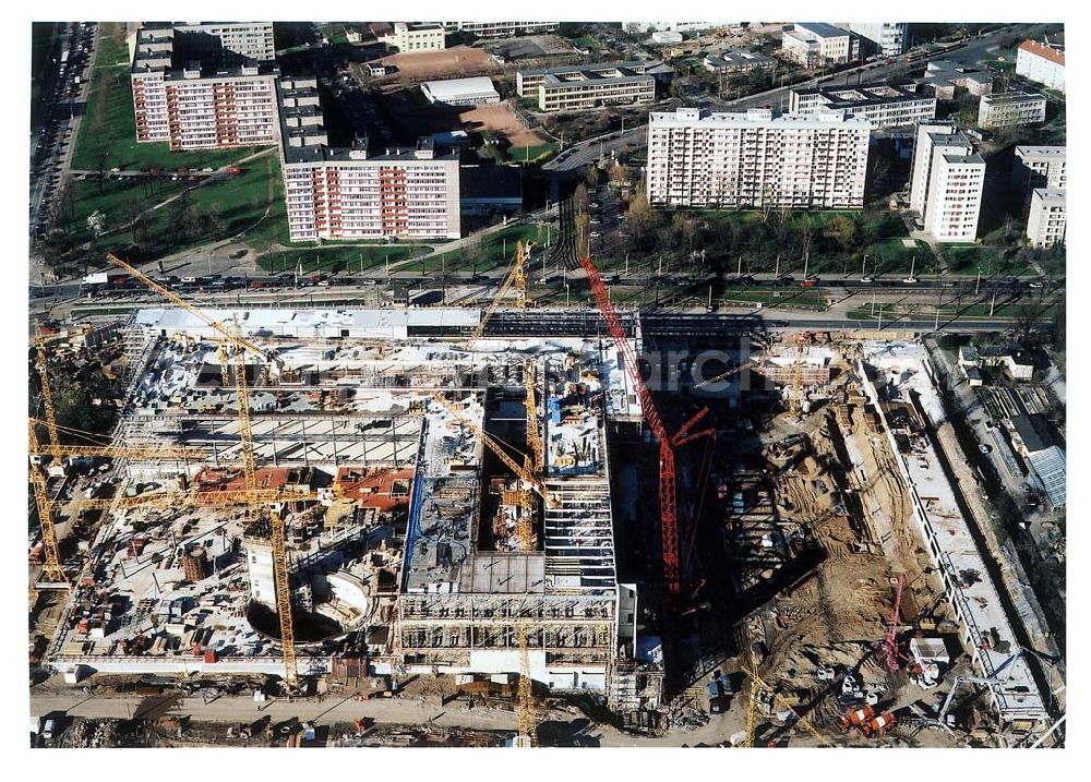 Dresden / Sachsen from the bird's eye view: Bau der gläsernen VW - Manaufaktur an der Lennestraße 3 in 01069 DRESDEN durch die Firma Heitkamp Bauunternehmung GmbH.