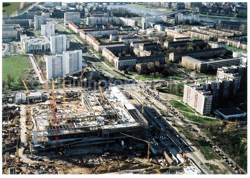 Aerial photograph Dresden / Sachsen - Bau der gläsernen VW - Manaufaktur an der Lennestraße 3 in 01069 DRESDEN durch die Firma Heitkamp Bauunternehmung GmbH.