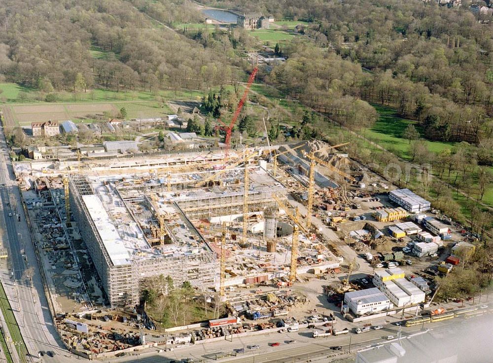 Dresden / Sachsen from above - Bau der gläsernen VW - Manaufaktur an der Lennestraße 3 in 01069 DRESDEN durch die Firma Heitkamp Bauunternehmung GmbH.