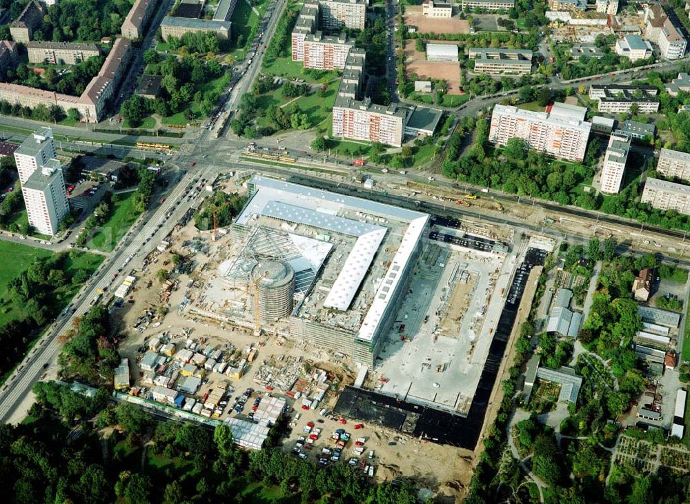 Dresden from above - Bau der gläsernen VW - Manaufaktur an der Lennestraße 3 in 01069 DRESDEN durch die Firma Heitkamp Bauunternehmung GmbH.