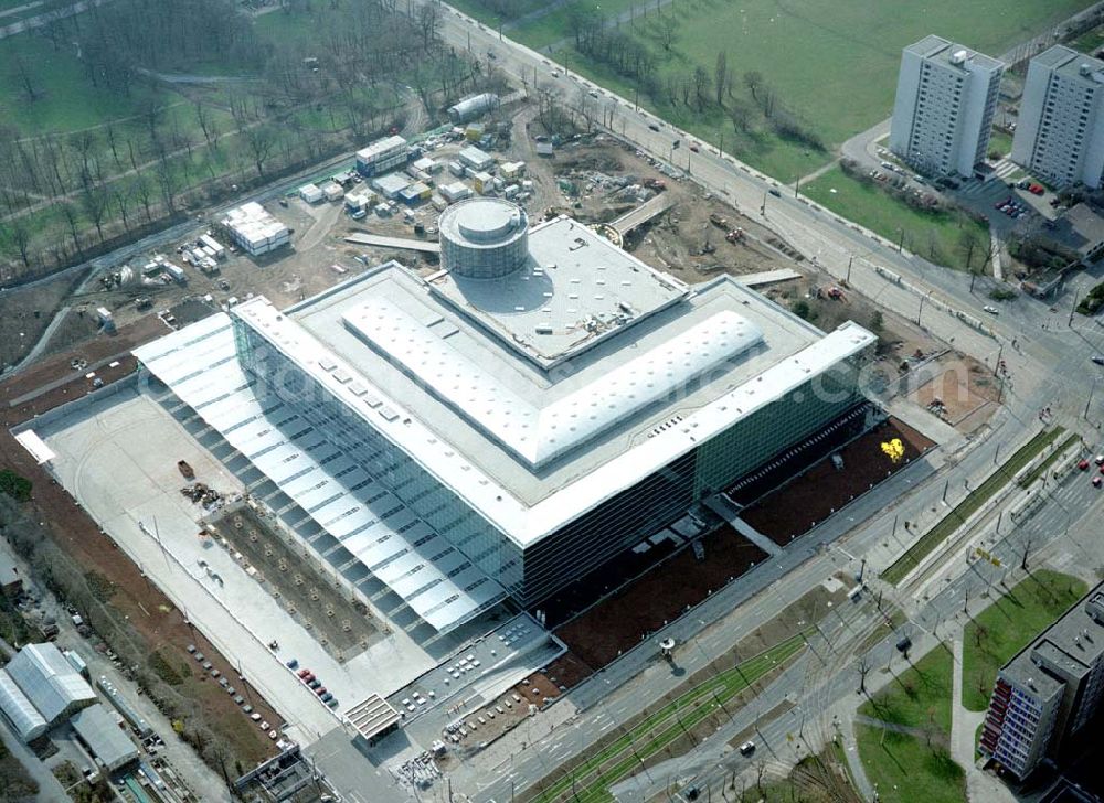 Aerial photograph Dresden - Bau der gläsernen VW - Manaufaktur an der Lennestraße 3 in 01069 DRESDEN durch die Firma Heitkamp Bauunternehmung GmbH.