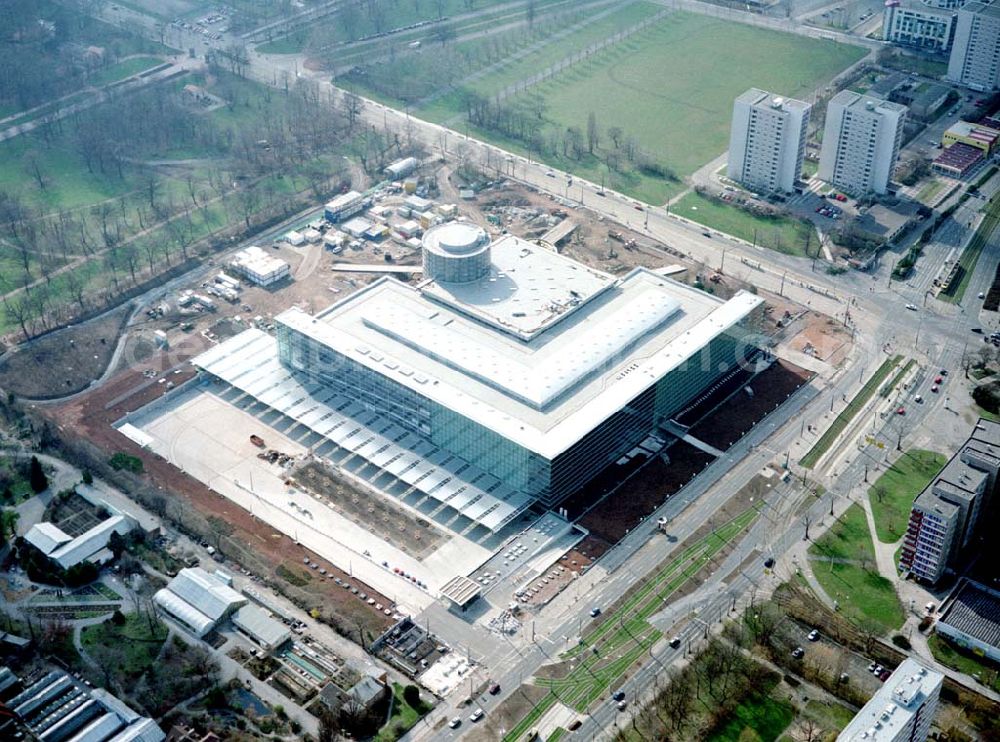 Dresden from above - Bau der gläsernen VW - Manaufaktur an der Lennestraße 3 in 01069 DRESDEN durch die Firma Heitkamp Bauunternehmung GmbH.