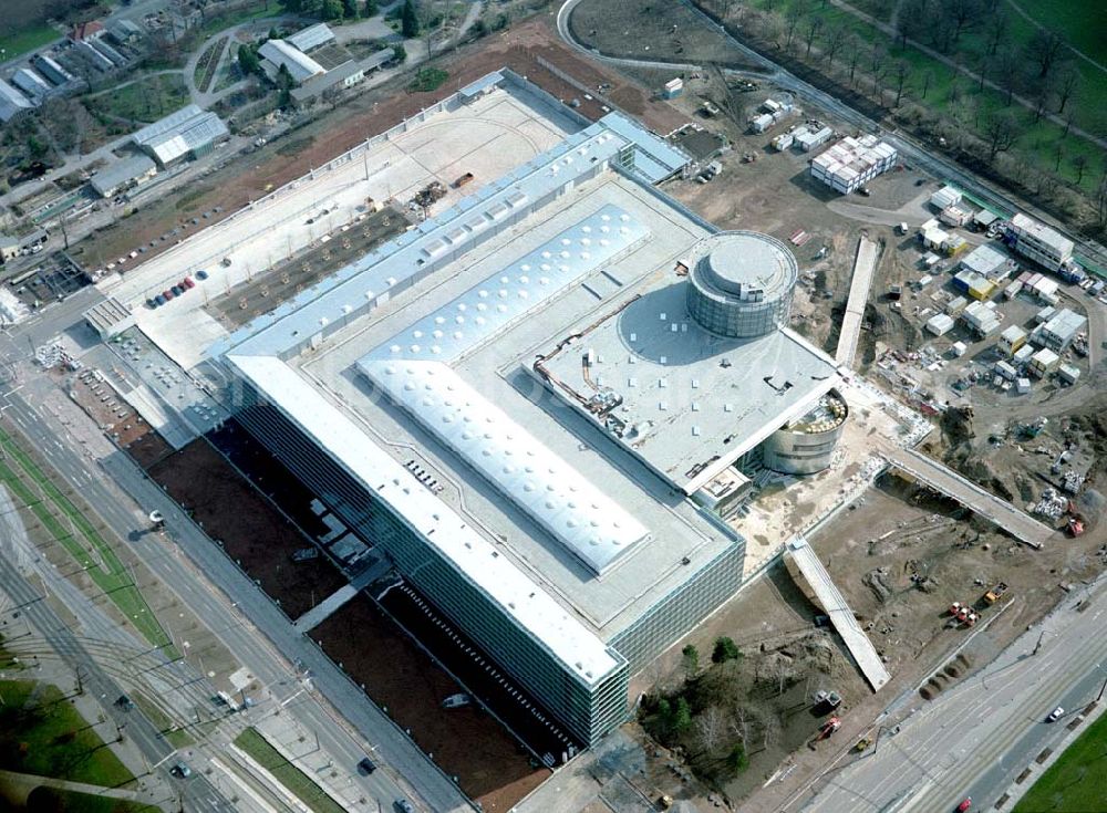 Dresden from the bird's eye view: Bau der gläsernen VW - Manaufaktur an der Lennestraße 3 in 01069 DRESDEN durch die Firma Heitkamp Bauunternehmung GmbH.