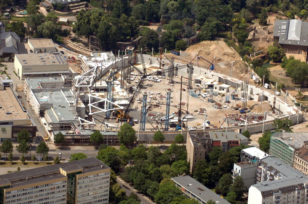 Leipzig from the bird's eye view: Blick auf die Baustelle der Riesentropenhalle Gondwanaland des Zoos in Leipzig. Baubeginn war 2007, Fertigstellung und Eröffnung sind für 2011 geplant. Der Bau der Tropenhalle ist die zweite Bauphase des Zoos zum Zoo der Zukunft. Um Platz für die Halle zu schaffen, wurde im Jahr 2006 die Fabrikhalle der ehemaligen Orsta-Hydraulik an der Pfaffendorfer Straße gesprengt, das Gelände wurde dem Zoo angegliedert. Die Baukosten betragen 60. Mio. Euro. Damit ist der Bau der Tropenhalle das bisher größte Bauprojekt des Leipziger Zoos. Verantwortlich für den Bau sind die Obermayer Albis Bauplan GmbH in Arbeitsgemeinschaft mit den Fachbüros Henchion Reuter Architekten, Eisenloffel, Sattler und Partner, dem Brandschutzbüro Hahn GmbH und dem Zoo.